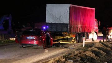 Adana’da kamyona arkadan çarpan otomobilin sürücüsü öldü