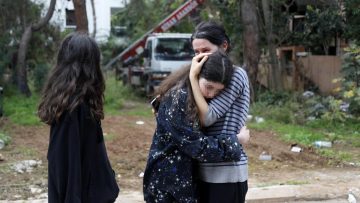 Antalya’da boşanma aşamasındaki eşi evi sattı: İkizleriyle sokakta kaldı