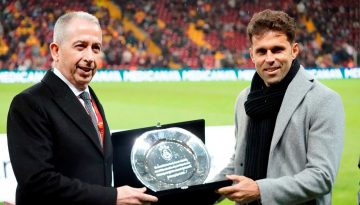 Galatasaray’da maç öncesi Lincoln’e plaket verildi