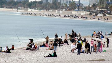 Antalya’da yazdan kalma gün: Sahil doldu taştı