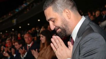 Arda Turan’dan eşi Aslı Doğan’a romantik kutlama: