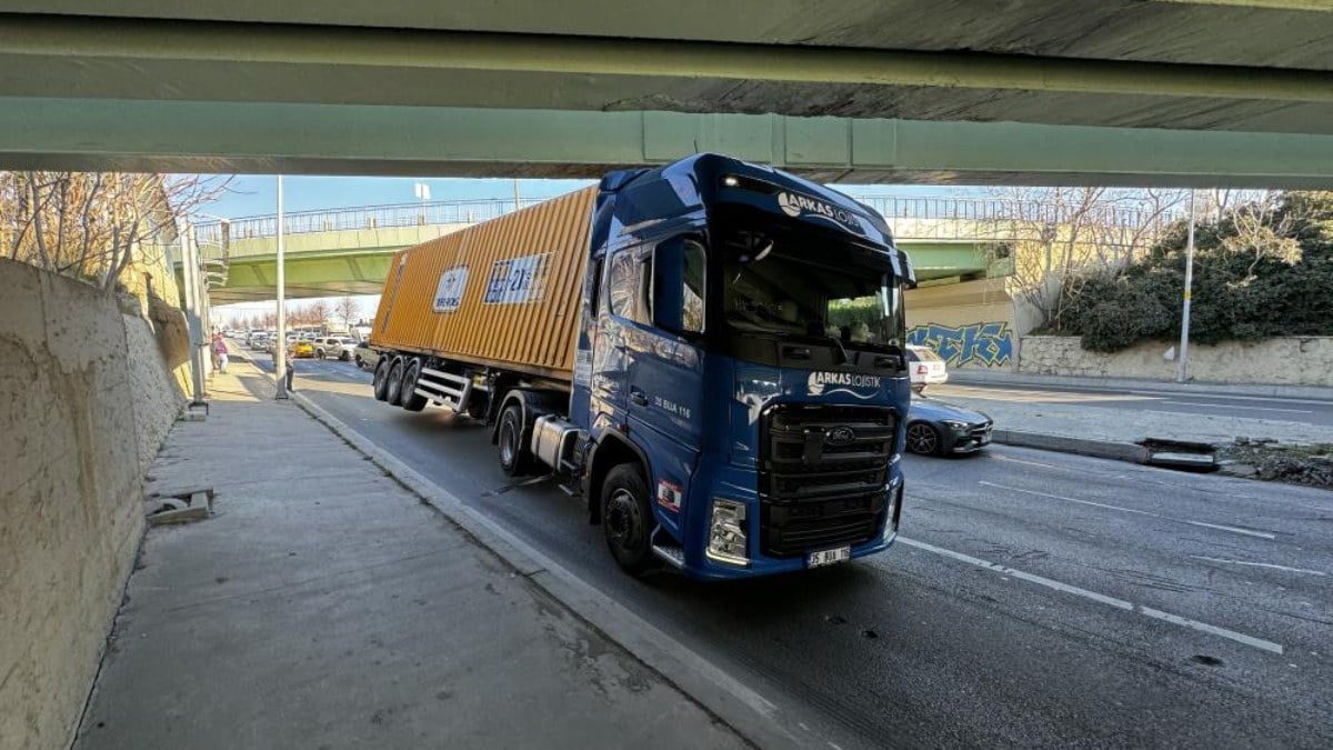 Bakırköy’de tırın dorsesi üst geçide takıldı: 3 araç kaza yaptı