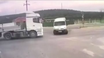 Balıkesir’de tır ile servis aracının çarpığı kaza kamerada: 3’ü ağır 9 yaralı