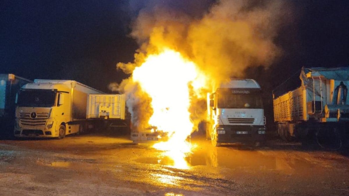 Blecik’te park halindeki tır küle döndü