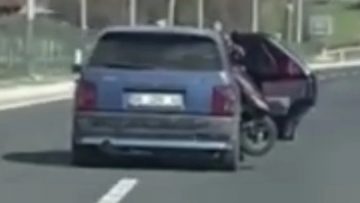 Bolu’da arka koltuğunda motosiklet taşınan otomobil trafiği tehlikeye attı