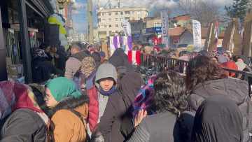 Bursa’da açılışa özel kampanya düzenleyen mağazada izdiham yaşandı