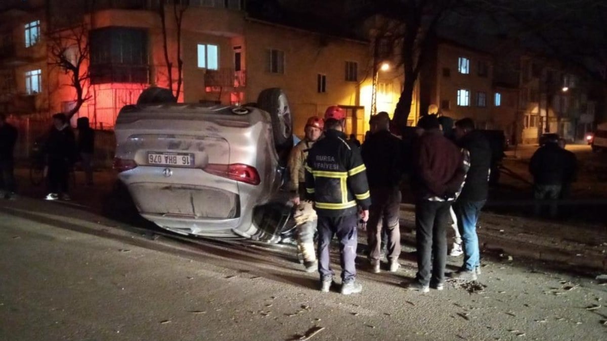 Bursa’da direksiyon başında fenalaşan sürücü, aracıyla direğe çarpıp takla attı