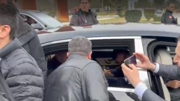 Cumhurbaşkanı Erdoğan yolda durup vatandaşlarla fotoğraf çektirdi