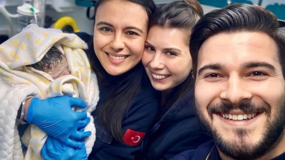 Denizli’de sabırsız bebek ambulansta doğdu! Hatıra fotoğrafı çektirdiler