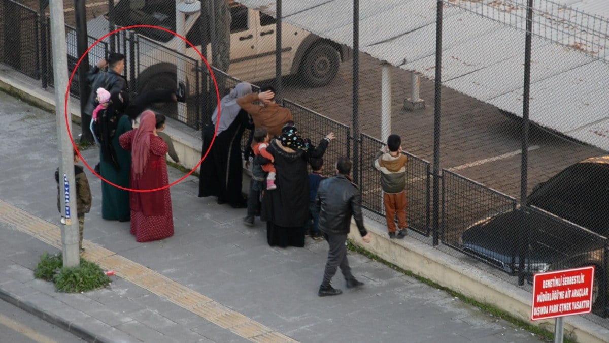 Diyarbakır’da yakınlarının tutuklandığını öğrenen aile fertleri adliye tellerini tekmeledi