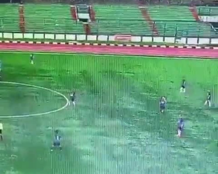 Endonezya’da korkunç olay! Futbolcunun üzerine yıldırım düştü