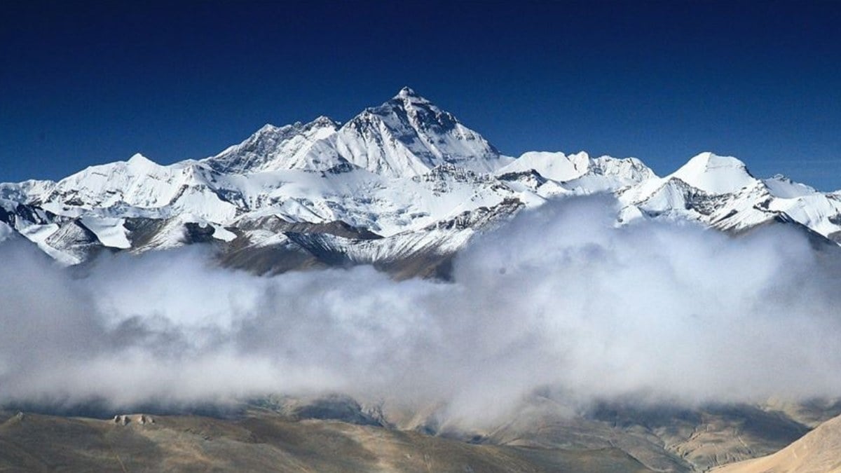 Everest Dağı, tırmanan dağcıların dışkılarıyla kirleniyor