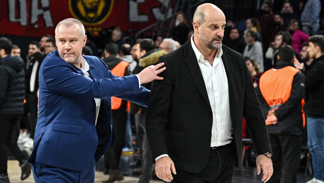 Galatasaray 25 sayılık farkı koruyamadı, koç Zvezdan istifa
isteyen taraftarlarla tartıştı