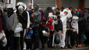 Gazze’de vahim tablo: Halkın yemek zorunda kaldığı hayvan yemleri tükendi