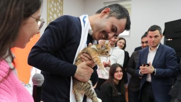 Gençlerden Murat Kurum’a kedi sürprizi