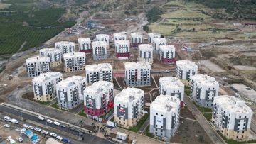 Hatay’da 256 deprem konutu hak sahiplerine teslim edildi