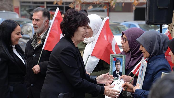 Hülya Koçyiğit’ten Diyarbakır annelerini ziyaret! ‘Her zaman yanlarında olacağım’