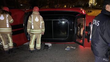 İstanbul Bakırköy’de refüje çarparak yan yatan otomobilin sürücüsü yaralandı