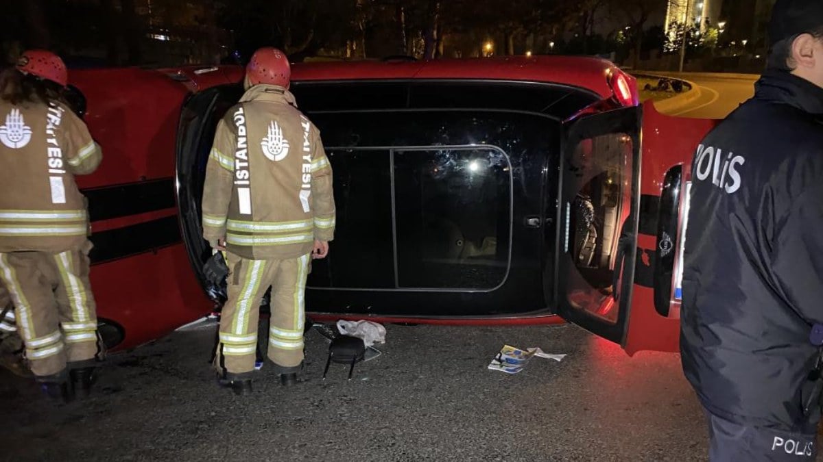 İstanbul Bakırköy’de refüje çarparak yan yatan otomobilin sürücüsü yaralandı