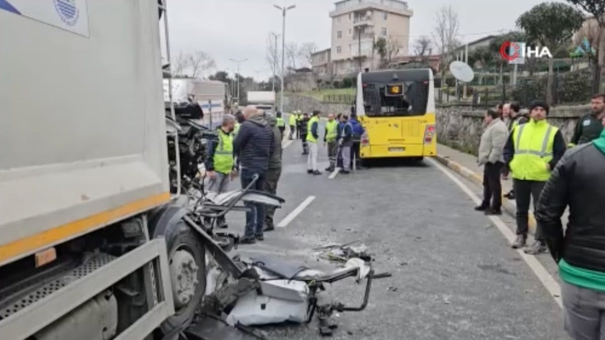 İstanbul’da İETT otobüsü ile çöp kamyonu çarpıştı: 2 yaralı