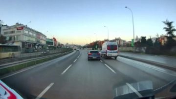 İstanbul’da maganda sürücü aracı ambulansın üzerine sürdü