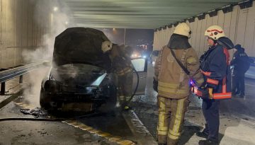 Kadıköy’de seyir halindeki otomobil alev alev yandı