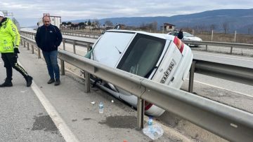 Kastamonu’da araç bariyerlere asıldı kaldı! Yürekleri ağza getiren anlar