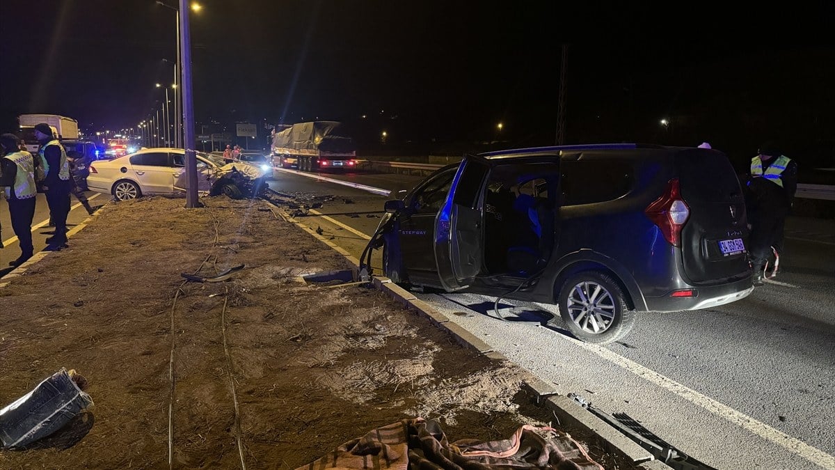 Kayseri’de iki otomobil kafa kafaya çarpıştı: 3 ölü