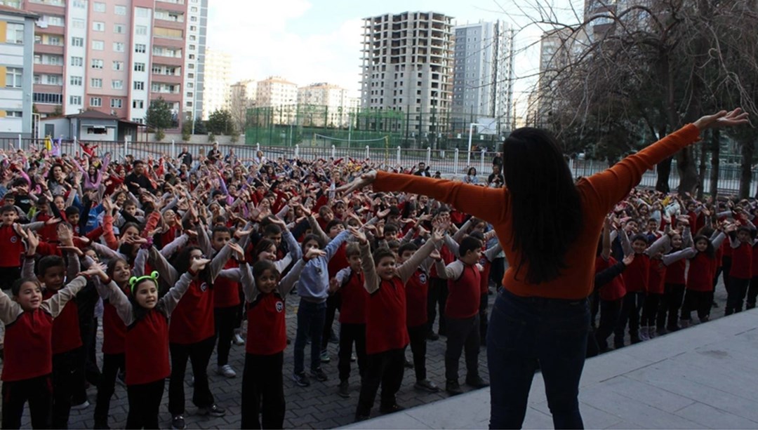 Kayseri’de öğrencilerin eğlenceli güne başlama ritüeli