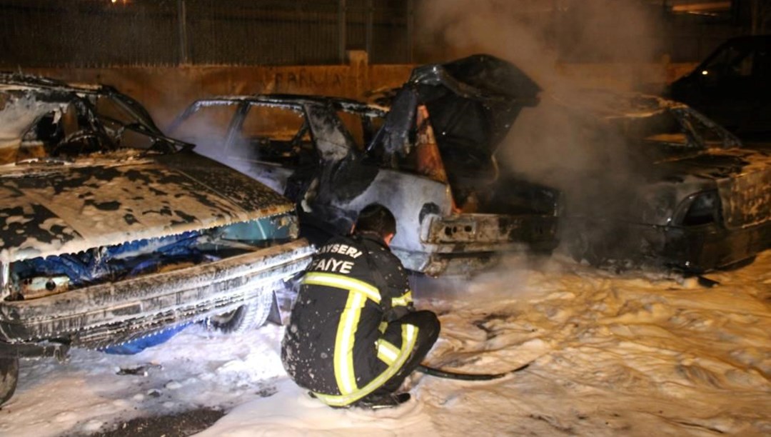 Kayseri’de park halindeki 3 araç yandı