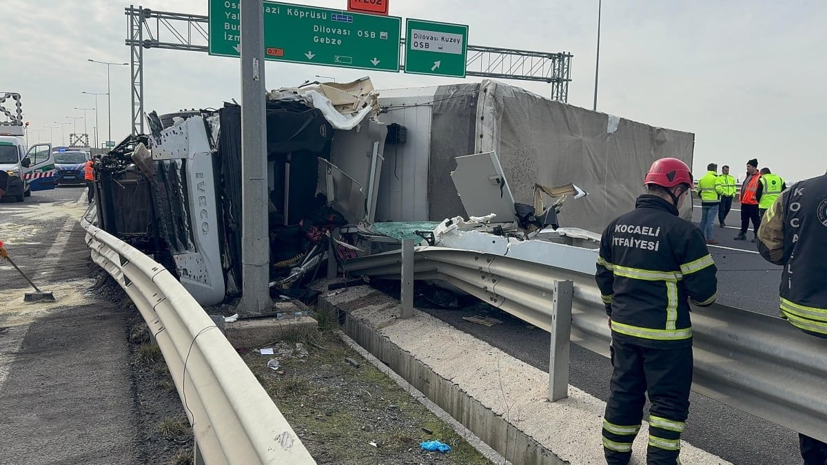 Kocaeli’de kazada ağır yaralanan tır sürücüsü hayatını kaybetti