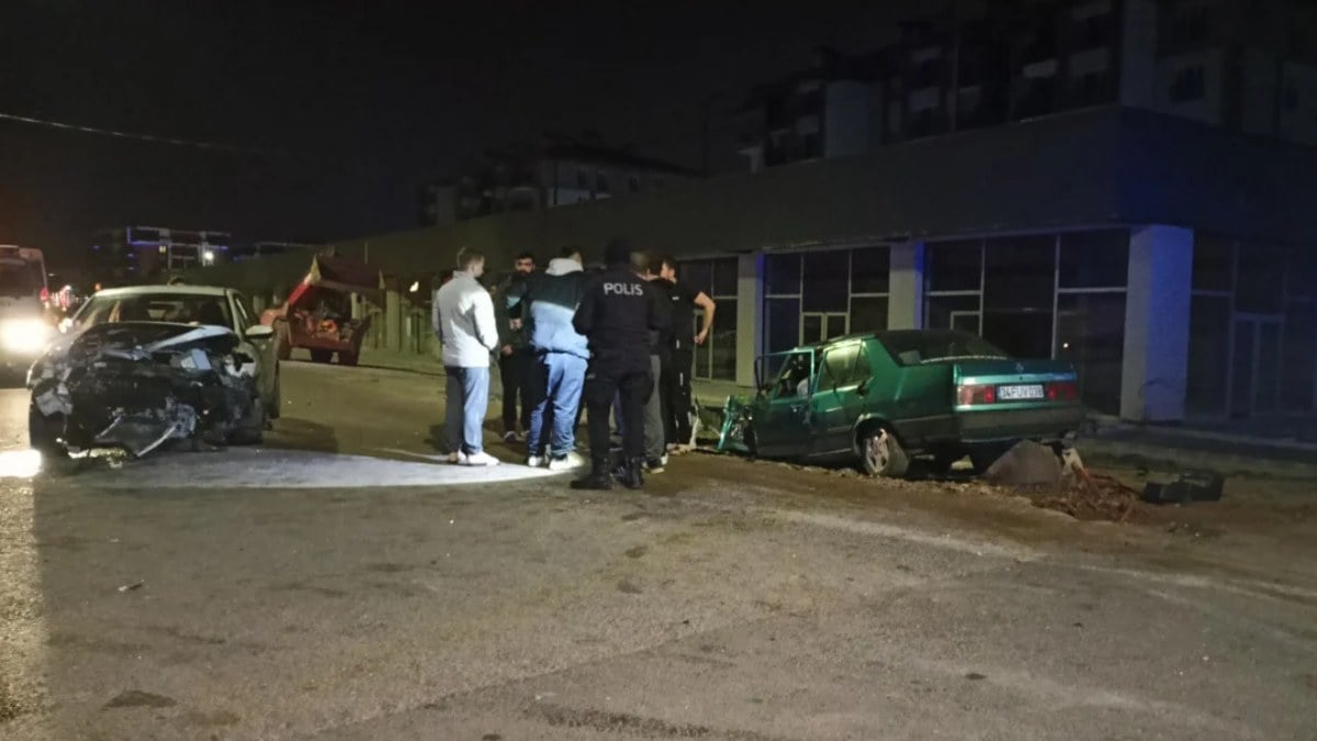 Kocaeli’de otomobillerin kafa kafaya çarpıştığı kazada 3 kişi yaralandı