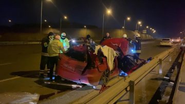 Kocaeli’de tıra ve bariyerlere çarparak sürüklenen otomobildeki 1 kişi öldü