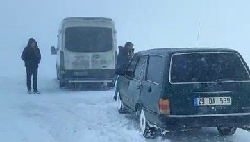 Palandöken geçidinde mahsur kaldılar