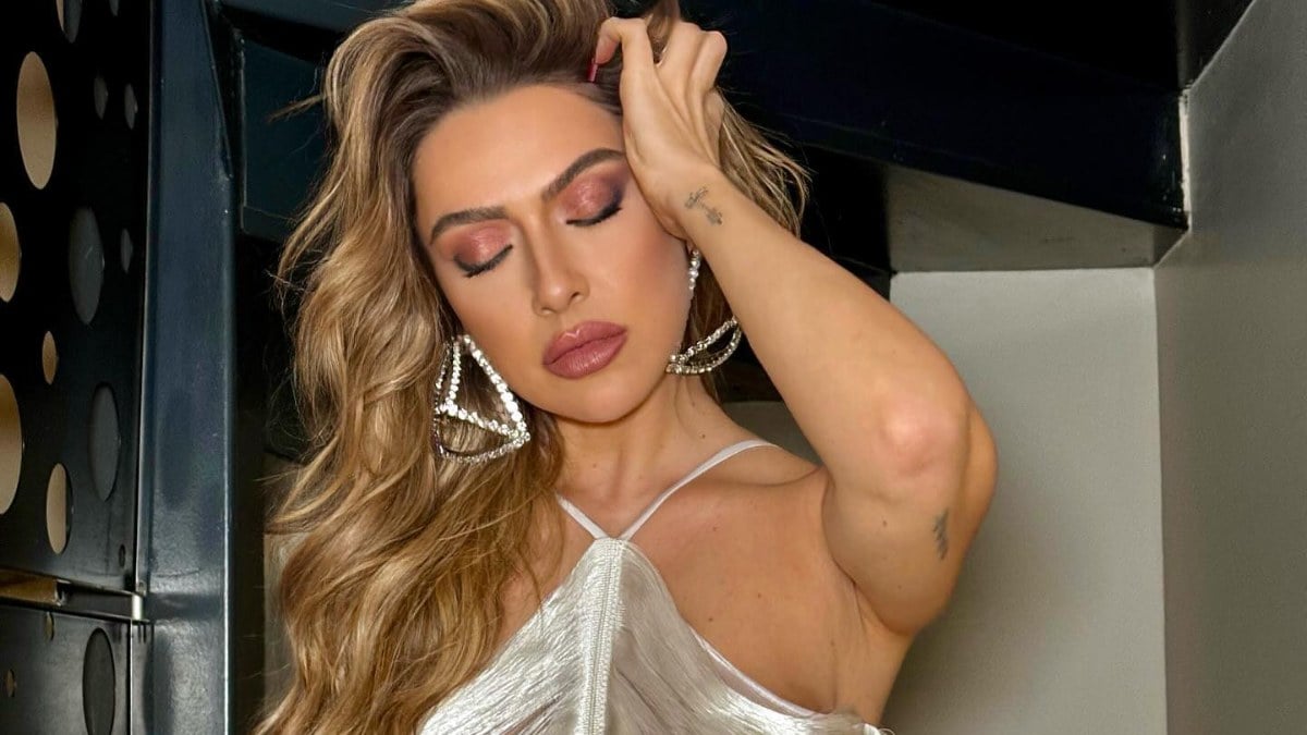 Şarkıcı Hadise’den üstsüz poz! Sırt dövmesi olay oldu