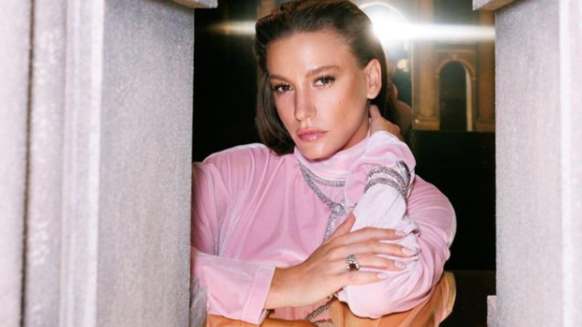 Serenay Sarıkaya sosyal medyada gündem oldu! Uzun bacakları konuşuldu