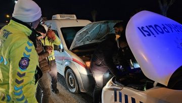 Siirt’te kamyoneti arızalanan sürücüye polis yardım etti