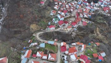 Tokat’ta heyelanların yaşandığı köy ikiye bölündü