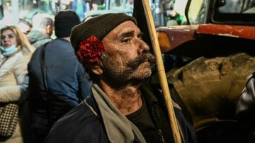 Traktörlerinin önüne ‘tabut’ yerleştirdiler! Yunanistan’da çiftçiler yeniden sokakta