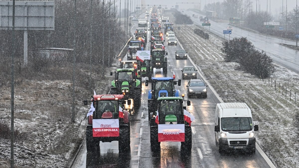 Ucuz tarım ürünü ithalatına tepki: Polonya’da çiftçiler, yolu trafiğe kapattı