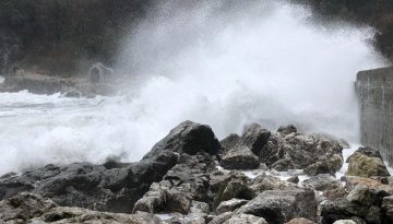 Zonguldak’ta fırtına: Dalgalar mendireği dövdü