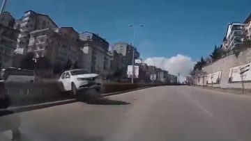 Ankara’da refüjü aşarak karşı şeride geçip 3 otomobille çarpıştı