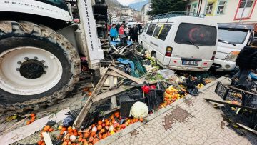 Artvin’de ölümden dönülen kaza: İş makinası kayarak pazara daldı