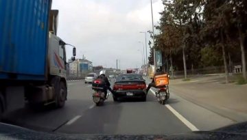 Avcılar’da yakıtı biten sürücünün imdadına motosikletliler yetişti