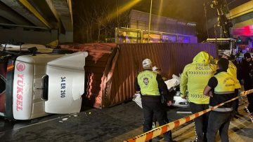 Bakırköy’de tır, otomobilin üzerine devrildi: 4 kişi hayatını kaybetti