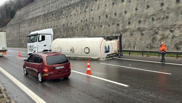 Bolu Dağı geçişinde TIR devrildi