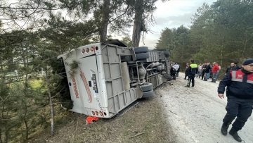 Bolu’da kayak merkezinden dönenleri taşıyan minibüs devrildi: 19 yaralı