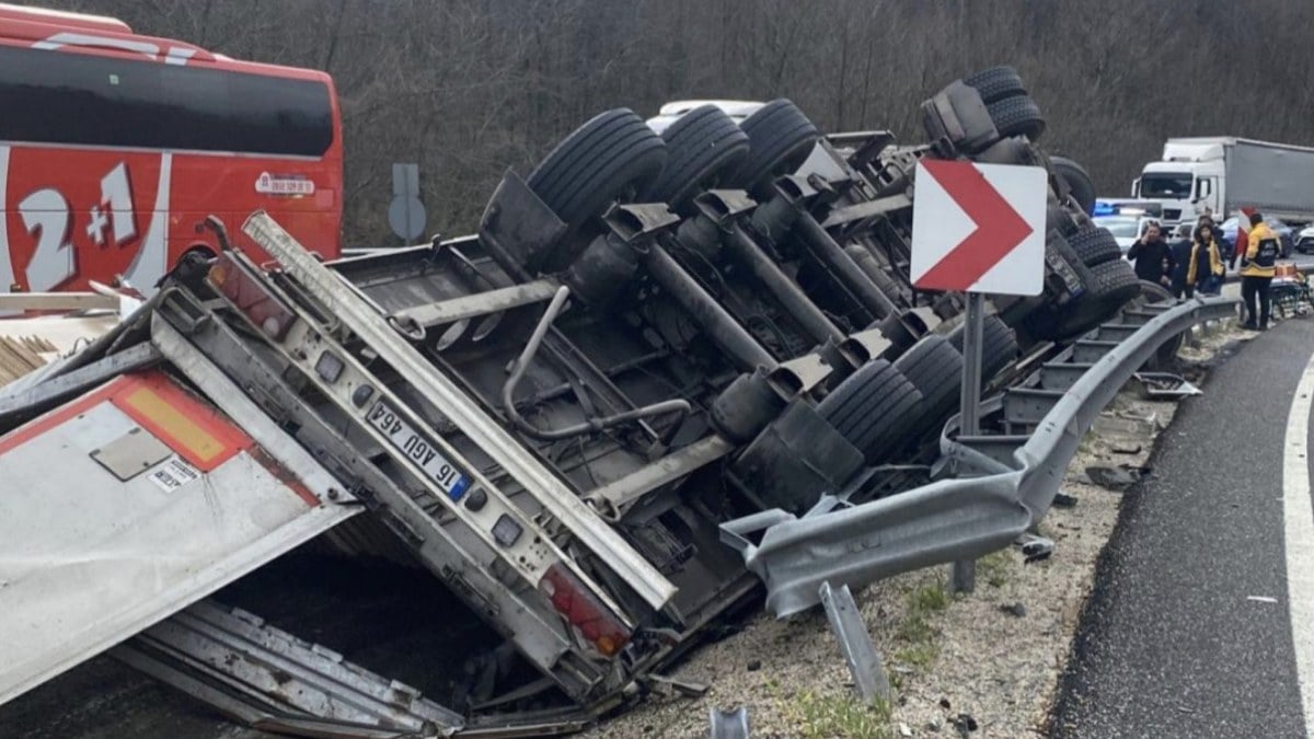 Bursa’da devrilen tırın sürücüsü hayatını kaybetti