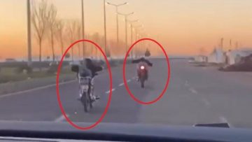 Diyarbakır’da kasksız sürücülerin yüzüstü yatıp motosiklet kullanması kamerada