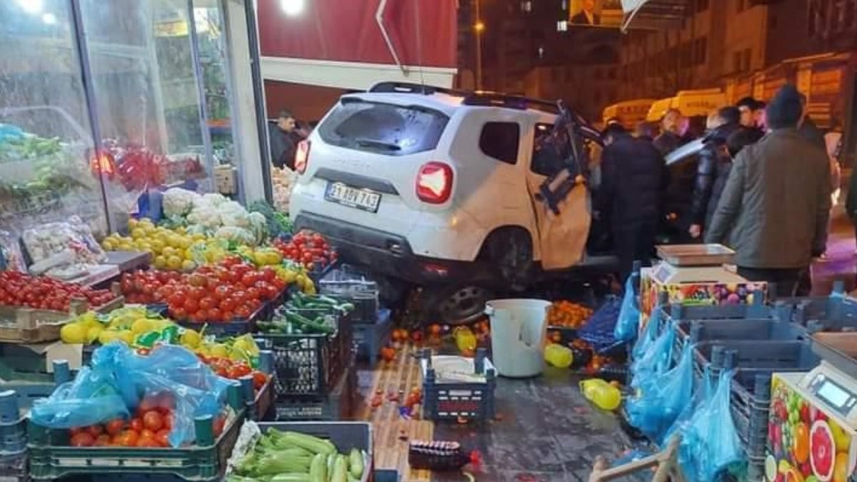 Diyarbakır’da otomobil manava daldı: 1 yaralı